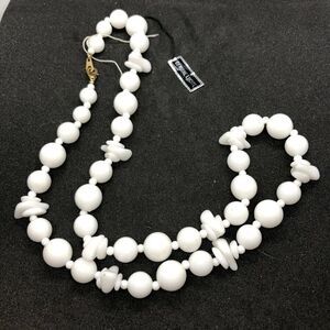 Vintage BEAUTIFUL White Lucite 24” Necklace New‎